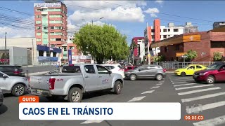 Peatones y vendedores ambulantes controlan el tránsito a falta de Agentes en calles de Quito [upl. by Marden276]