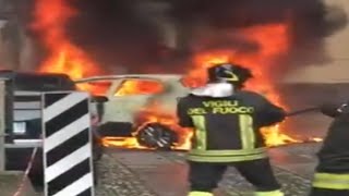 Incendio Auto con scoppio Pompieri in azione vigili del fuoco  intervento in diretta [upl. by Annazus375]