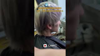 【大陸】手藝精湛！黑龍江一男大學生在宿舍給同學理髮造型滿分 [upl. by Darn]