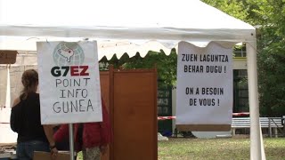 G7 Biarritz les premiers opposants plantent leurs tentes  AFP News [upl. by Mindy978]