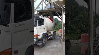 PROSES LOADING BETON READY MIX [upl. by Sheela]