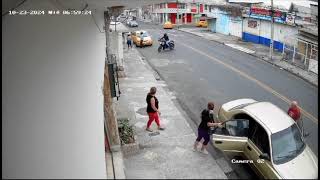 En Guayaquil pillos en motos asaltaron en la calle Brasil y Leónidas plazas [upl. by Anitahs975]