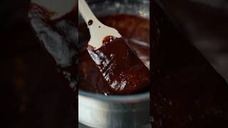 🍰 Kladdkaka på bara fem ingredienser [upl. by Airdnua]