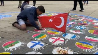 Almanyadaki sokak sanatçısı Türkler bayraklarını yere çizmemi istemiyor [upl. by Sesilu]