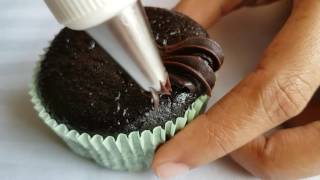 Simple Cupcake Decoration  Wilton Closed Star Tip 30 [upl. by Neik]