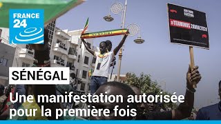 Sénégal  une manifestation autorisée pour la première fois depuis le report de la présidentielle [upl. by Oenire]