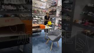 Spotted  Maddy Burciaga dans une boutique cachée vendant de la contrefaçon de luxe à Dubaï [upl. by Piselli]