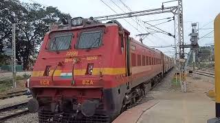 17210  Kakinada Town SMVT Bengaluru Sheshadri Express Arrival Whitefield Railway Station [upl. by Auoz]