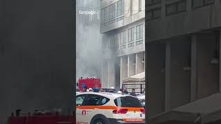 Il video dell’incendio scoppiato in una galleria in zona Duomo a Milano evacuato l’edificio [upl. by Coussoule]