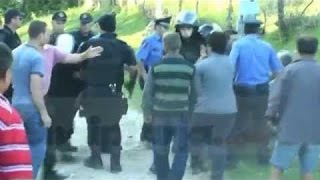 Sharrë përplasja fizike mes policisë dhe banorëve [upl. by Eahsram]