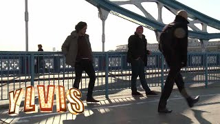 I kveld med Ylvis  Sparker folk i LONDON  Kicking random people [upl. by Aniar]