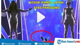 Saat Dewi Persik dan Zaskia Gotik Bernyanyi Ada Sosok Wanita Jatuh Dari Atas Panggung [upl. by Aber]