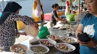 Beli kerang pilih kerang hanya Di Pasar Ikan kampung Buntal 文丹海鲜随便你慢慢选 pasarikanku kuching [upl. by Lim568]