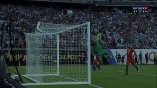 ESPECTACULAR Tapada de CLAUDIO BRAVO en la Final de Copa América Centenario 2016 [upl. by Nilrev]