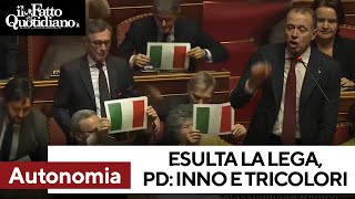 Esultanza della Lega Pd cartelli tricolore e Inno al momento del voto Lautonomia passa al Senato [upl. by Summer]