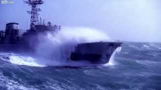 Fragata de la Armada Naval Francesa Latouche Treville F70 en medio de una tormenta [upl. by Eanej]