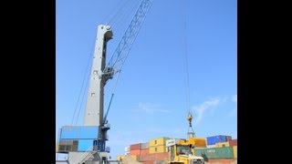 Gottwald crane loading bulk cargo Grua Gottwald cargando granel [upl. by Lebaron]