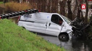 Bestelbus rijdt sloot langs Hoogeveenseweg N455 in [upl. by Larry]