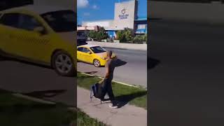 Cubanos cierran la Avenida Boyeros en La Habana en protesta tras casi 7 días sin electricidad [upl. by Arrak129]