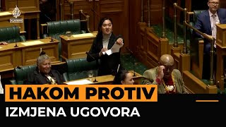 Maori hakom protiv izmjena ugovora s britanskom krunom [upl. by Aniral157]