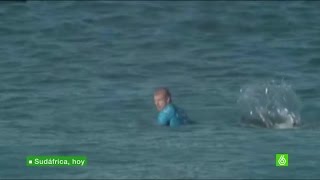 Una cámara graba en directo el ataque de un tiburón al campeón de surf Mick Fanning [upl. by Okiman]