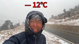 冬季騎行遭遇下大雪，有狼有熊靠著意志力翻越雪山，晚上太危險了 [upl. by Drofdarb740]