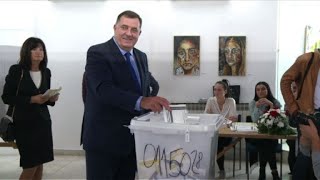 Le leader des Serbes de Bosnie Milorad Dodik vote aux élections [upl. by Aihsein]