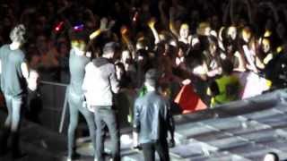 1D CONCERT MADRID SPAIN 05242013 NIALL AND HARRY DANCING AND quotDONT WANNA MISS A THINGquot COVER [upl. by Heer]