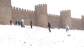 Trineos y muñecos de nieve en Ávila [upl. by Anitreb]