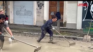 Maltempo EmiliaRomagna in ginocchio i cittadini e soccorritori ripuliscono le strade a Bologna [upl. by Candless]