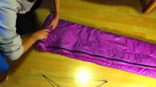 Plier un duvet  Rouler son sac de couchage [upl. by Ahsitil]