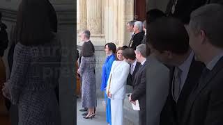 Los reyes recibidos con una tuna en la Universidad de Alcalá de Henares [upl. by Htebesile]