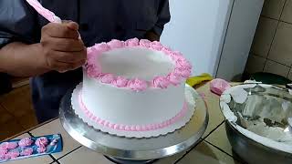 Cómo decorar una torta con chantilly [upl. by Ronoh]