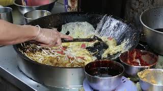 Fried Kway Teow Noodles that won 1st place in Singapore Hawker Street Food [upl. by Aehsa]