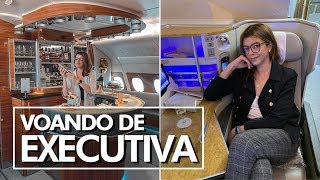 TEM UM BAR NO AVIÃO CLASSE EXECUTIVA DA EMIRATES  Vlog 162  Lia Camargo [upl. by Ittocs]