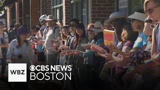 Volunteers help move books from Porter Square Books in Cambridge to new location [upl. by Hameean]