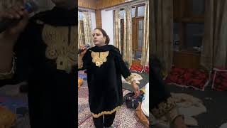 Singer Fancy dancer Wal hoo kariekashmirisongs kashmiriweddingsviralvideos weddingvibesytduet [upl. by Salba911]