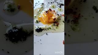 Huevos escalfado con escamas de pimentón y aceite de perejil shortsyoutubeshortvideo [upl. by Muriel54]