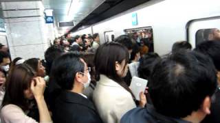 Métro de Tokyo 3 jours après le tremblement de terre  Impossible de monter dans le train [upl. by Gertrude101]