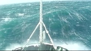 Un bateau remorqueur dans une tempête Force 12  Vague scélérate [upl. by Royo]