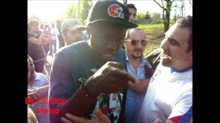 Muntari litiga con un tifoso a Milanello [upl. by Eneirda10]