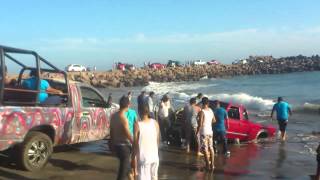 camioneta queda atascada en playa ponce [upl. by Raul768]