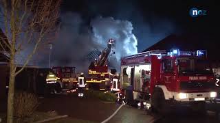 Feuer greift von Carport auf Wohnhaus in Klein Berßen über [upl. by Dnarud]