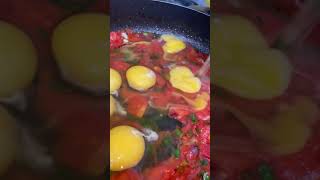 تخم‌مرغ فوری و خوشمزه با سبزیجات تازه که هر خانم خانه‌ی باید بلد باشد😎😋food خانهداری [upl. by Nodnar30]