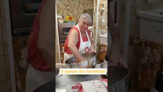 Mescolare il ripieno dei tortellini [upl. by Lewert]