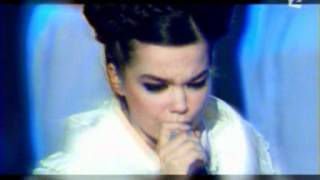 Björk  Its Not Up To You live at the Victoires Awards 2002 [upl. by Fu691]