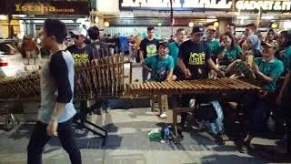 DUET JOGET COWOK KEREN  MALIOBORO YOGYA – ANGKLUNG RAJAWALI [upl. by Harriott600]