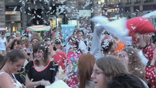 💦 Polsterschlacht Flashmob Wien Stephansplatz 2015 [upl. by Rodrich]