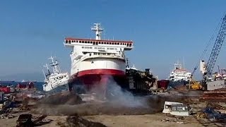 Turchia approdo spettacolare in un porto cimitero delle navi [upl. by Ytissahc379]