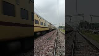 train ko jo pakde rakhta hai wo magnet nahi hota hai 😱🚆🚊ralway train facts viral shorts 😱😱🚆🚊 [upl. by Atsilac]